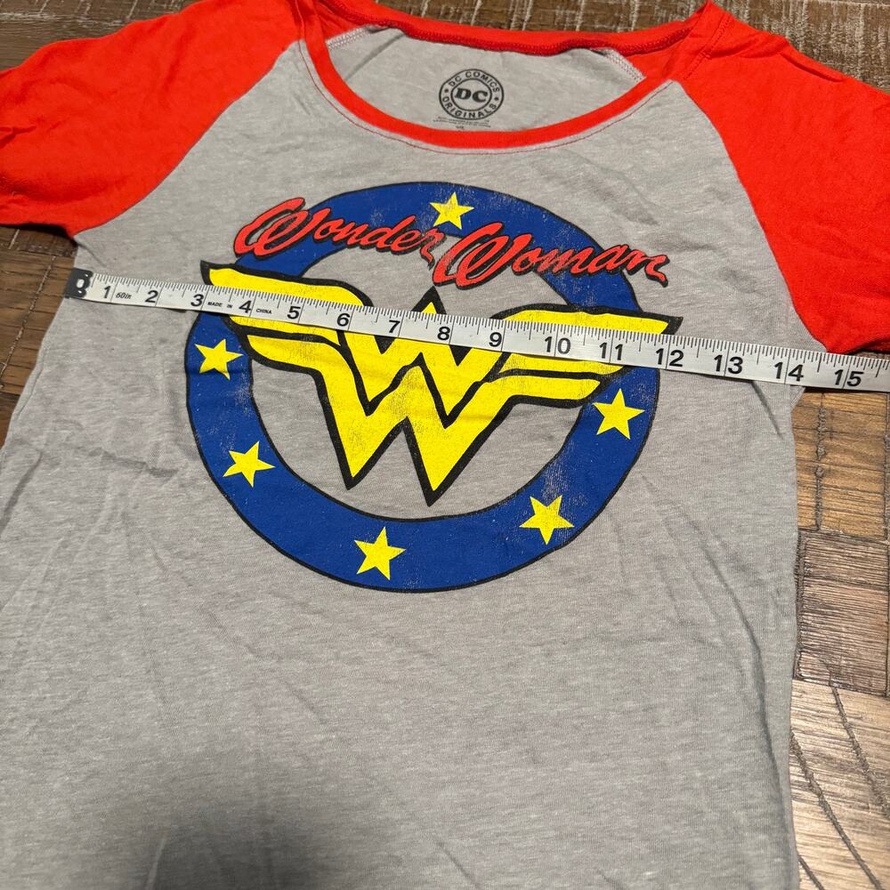 Wonder Woman Classic Logo Raglan Shirt Size S 3/4 Sleeve Curved Hem Comic Tee DC - Picture 2 of 10